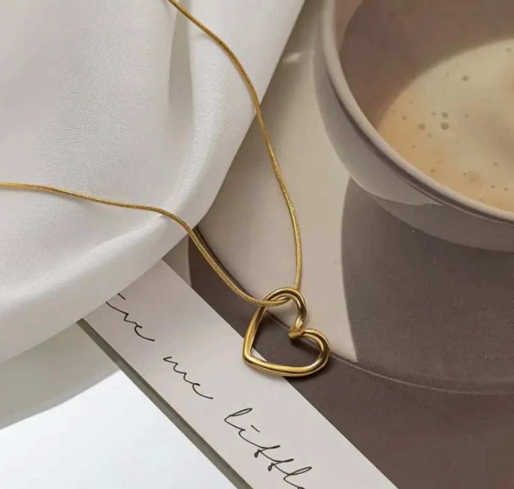 TRENDY HEART HOLLOW NECKLACE