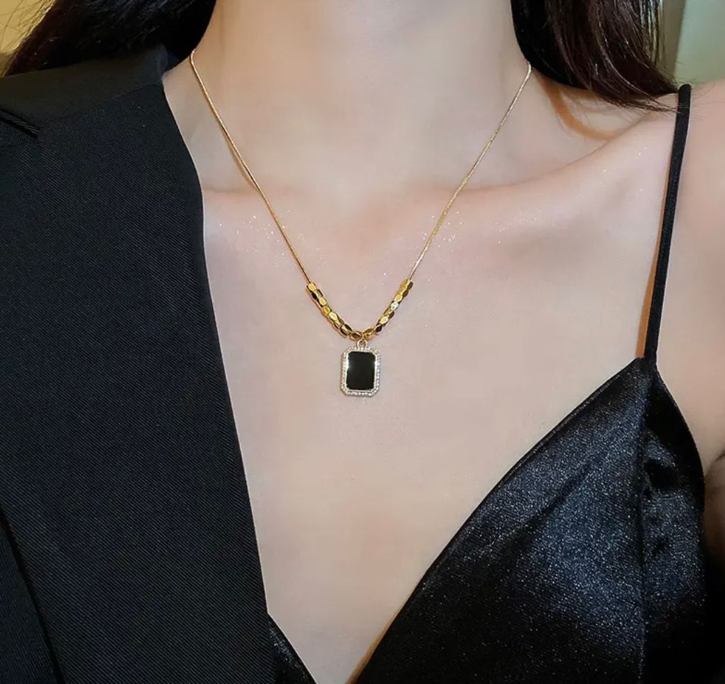 SQUARE BEADS BLACK PENDANT CHAIN NECKLACE