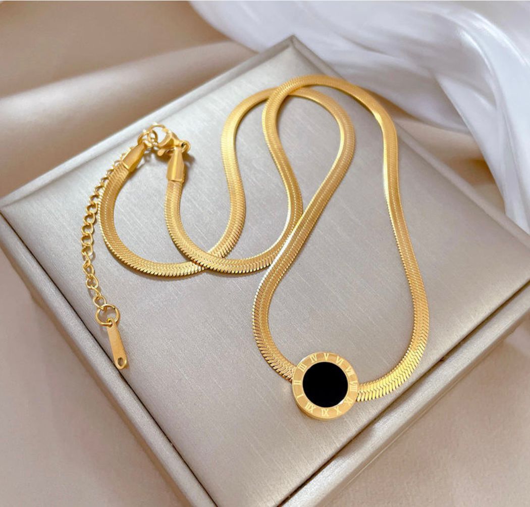 BLACK ROMAN EMBRACE NECKLACE