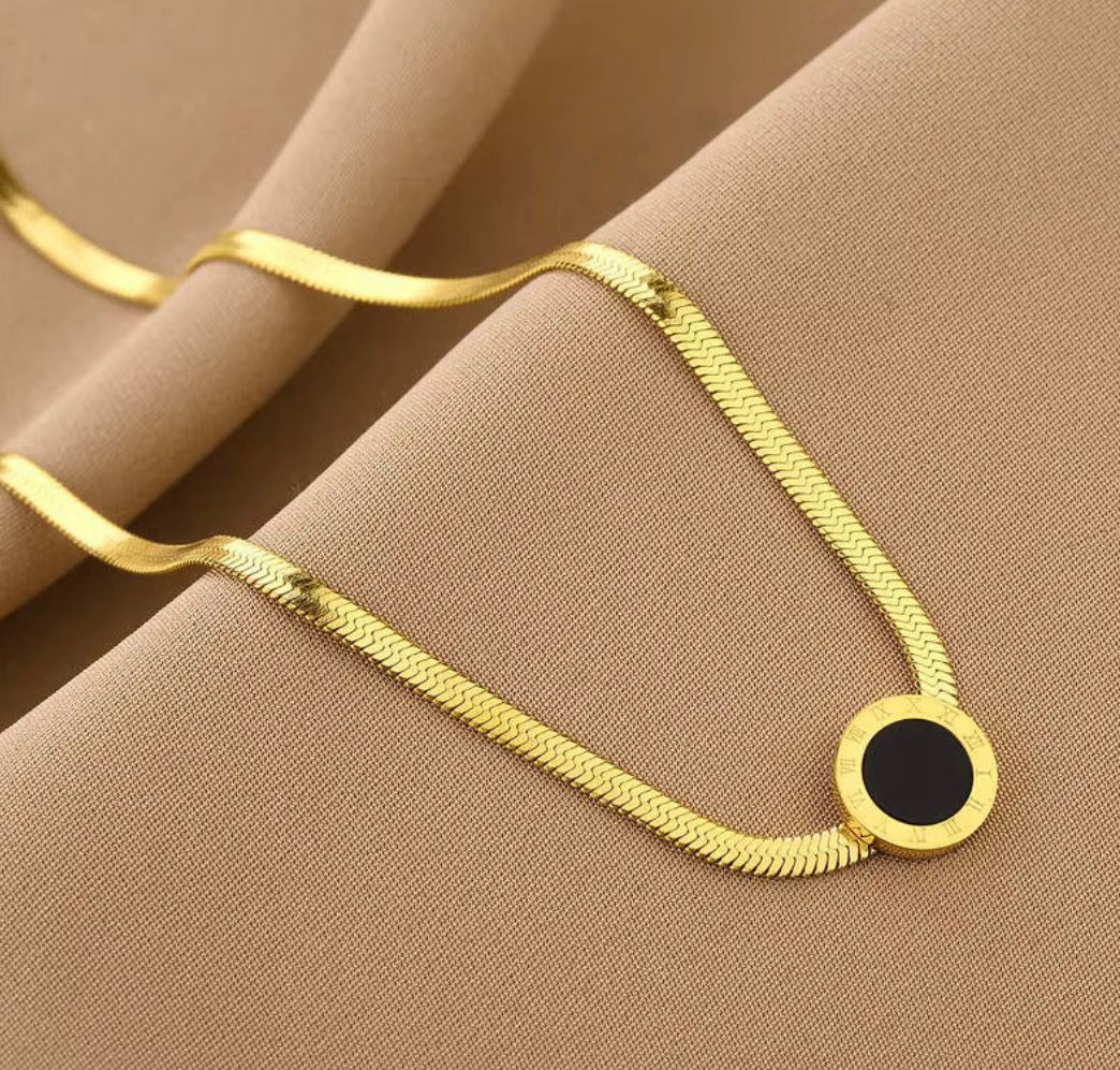 BLACK ROMAN EMBRACE NECKLACE