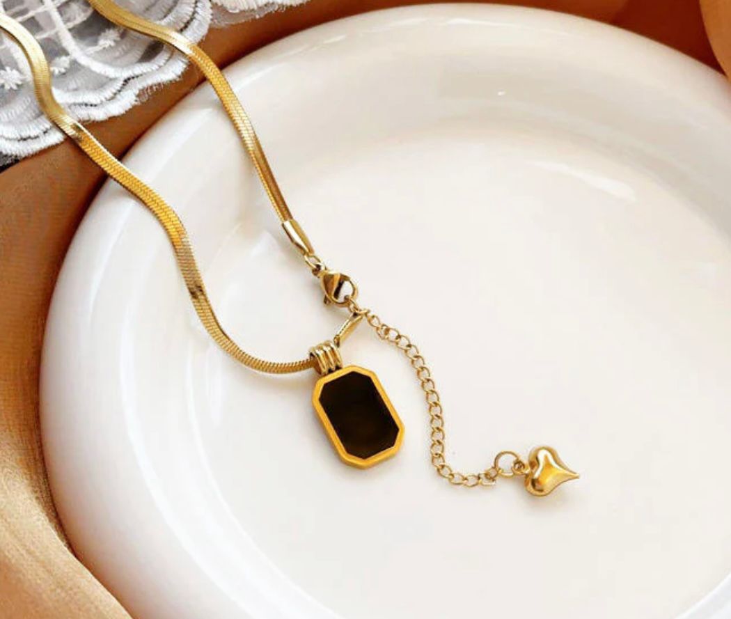 BLACK RECTANGLE PENDANT SNAKE CHAIN NECKLACE