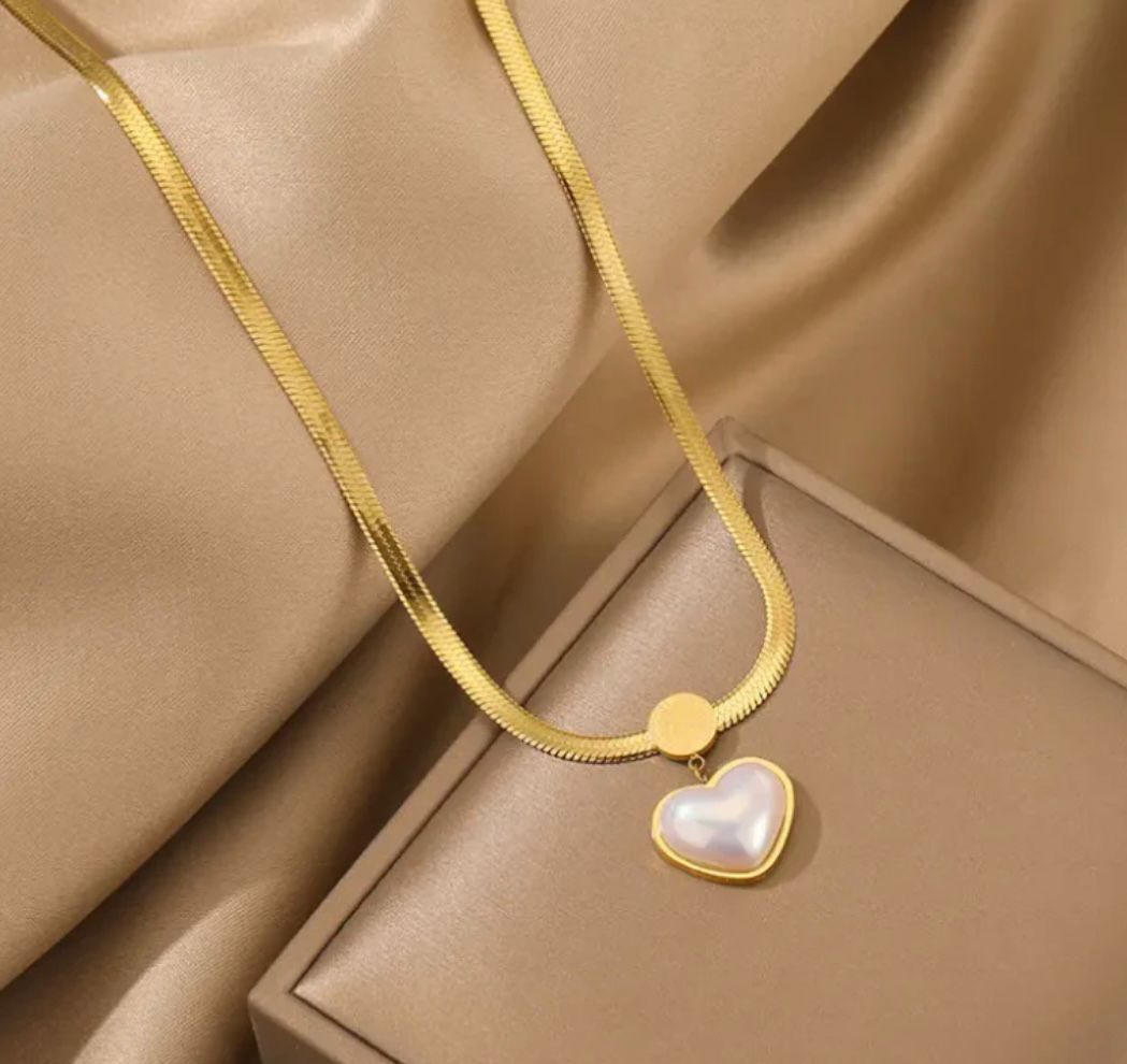 LOVE HEART SHAPED PEARL PENDANT NECKLACE