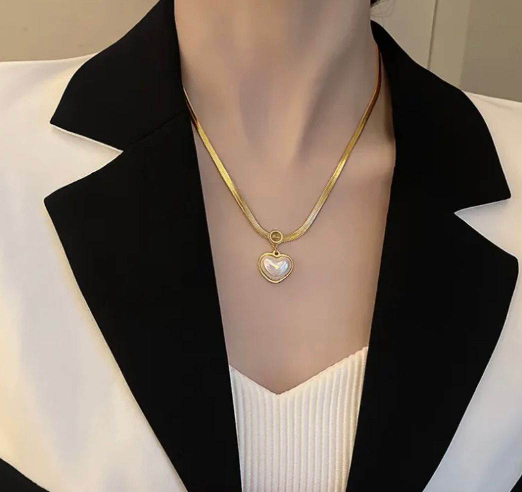 LOVE HEART SHAPED PEARL PENDANT NECKLACE