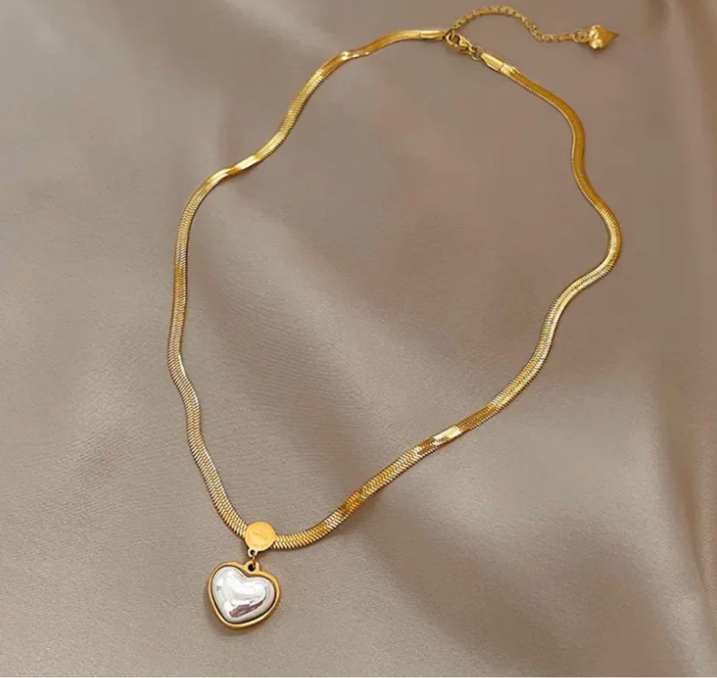 LOVE HEART SHAPED PEARL PENDANT NECKLACE