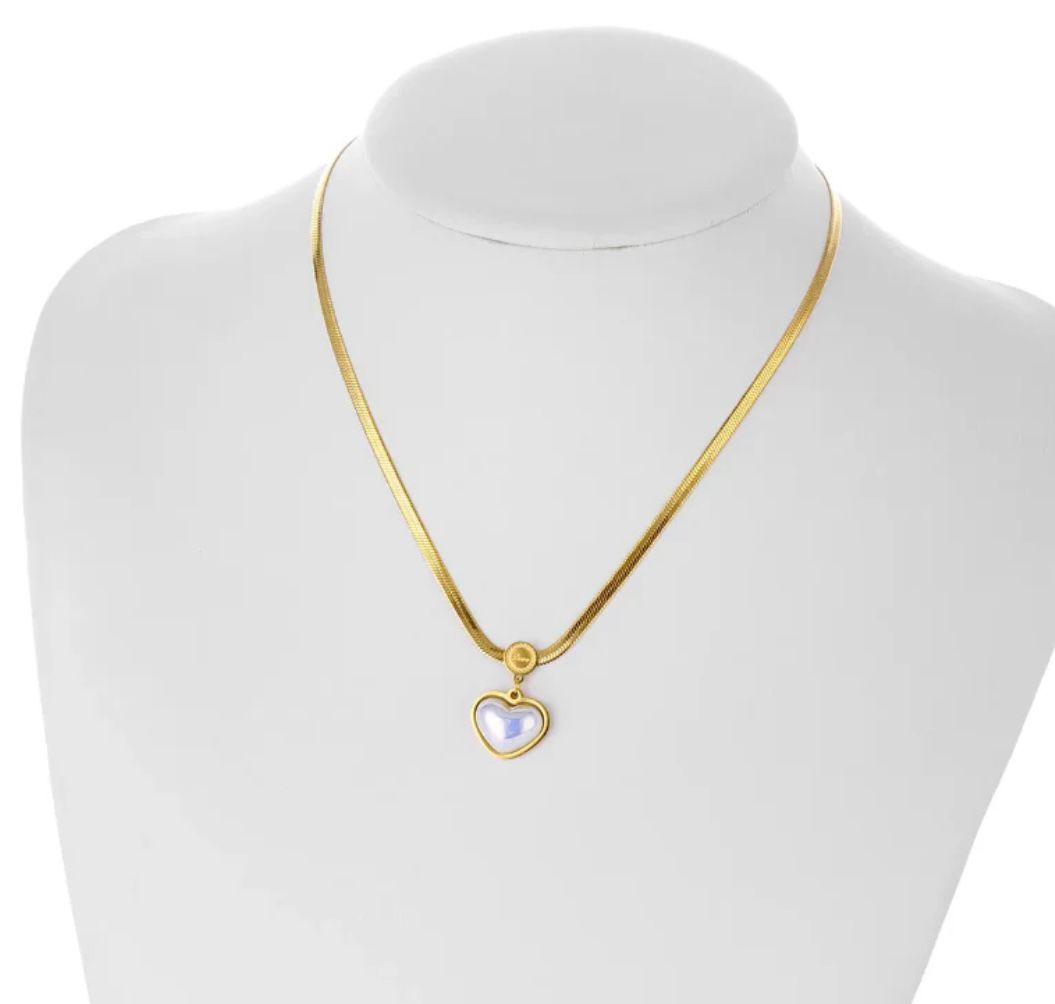 LOVE HEART SHAPED PEARL PENDANT NECKLACE