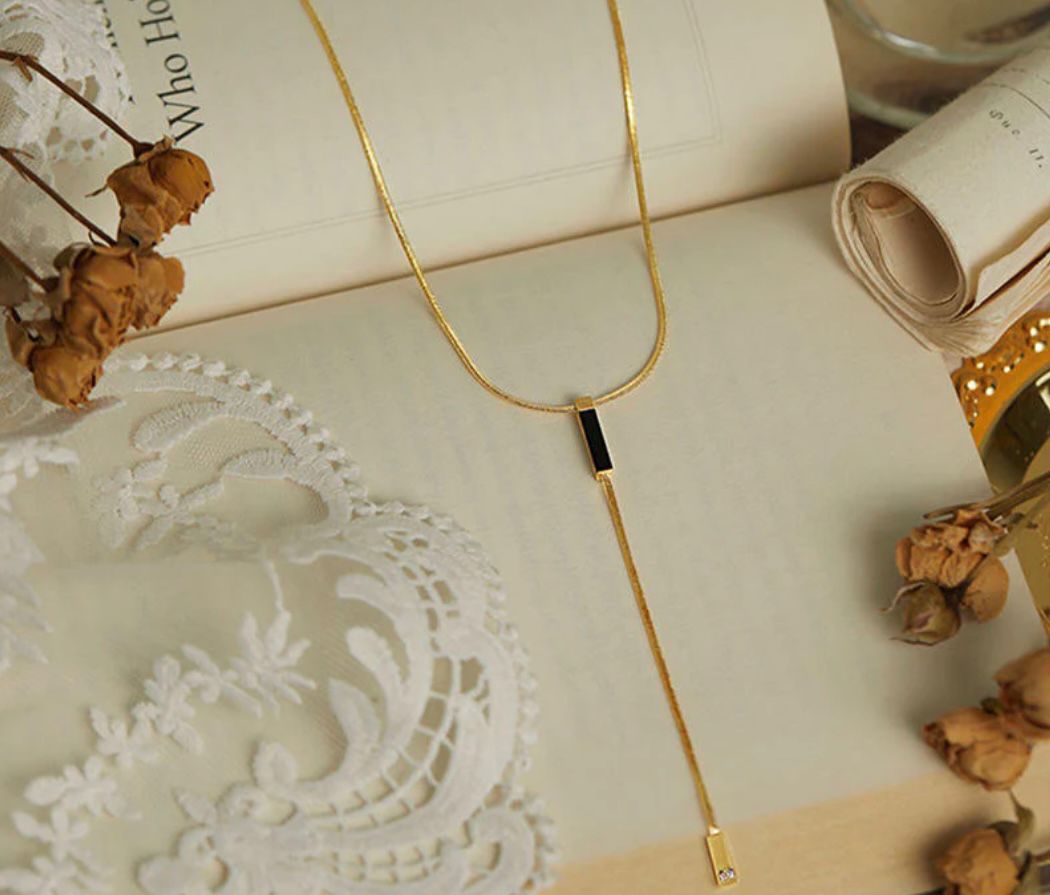 NOIRELINE DROP PENDANT NECKLACE