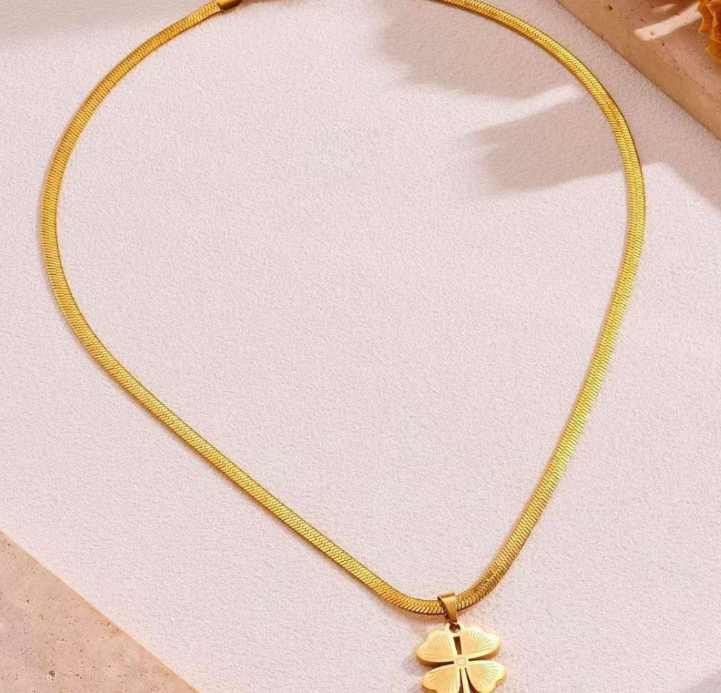 CLOVER PENDANT NECKLACE