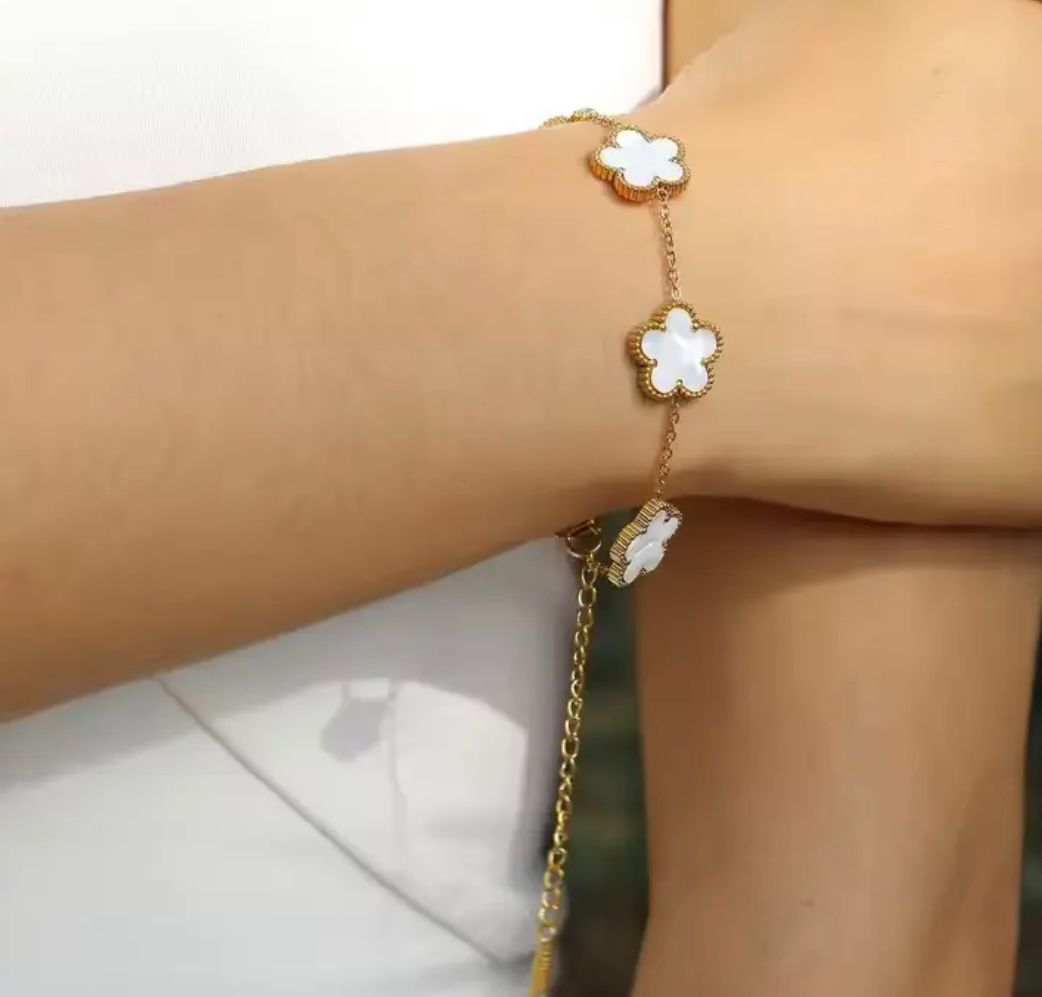 WHITE LUCKY CLOVER BRACELET