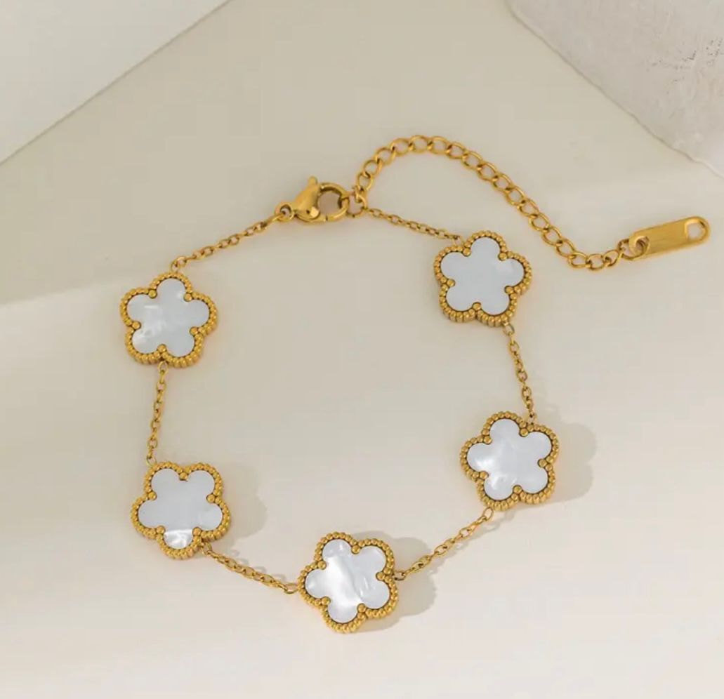 WHITE LUCKY CLOVER BRACELET