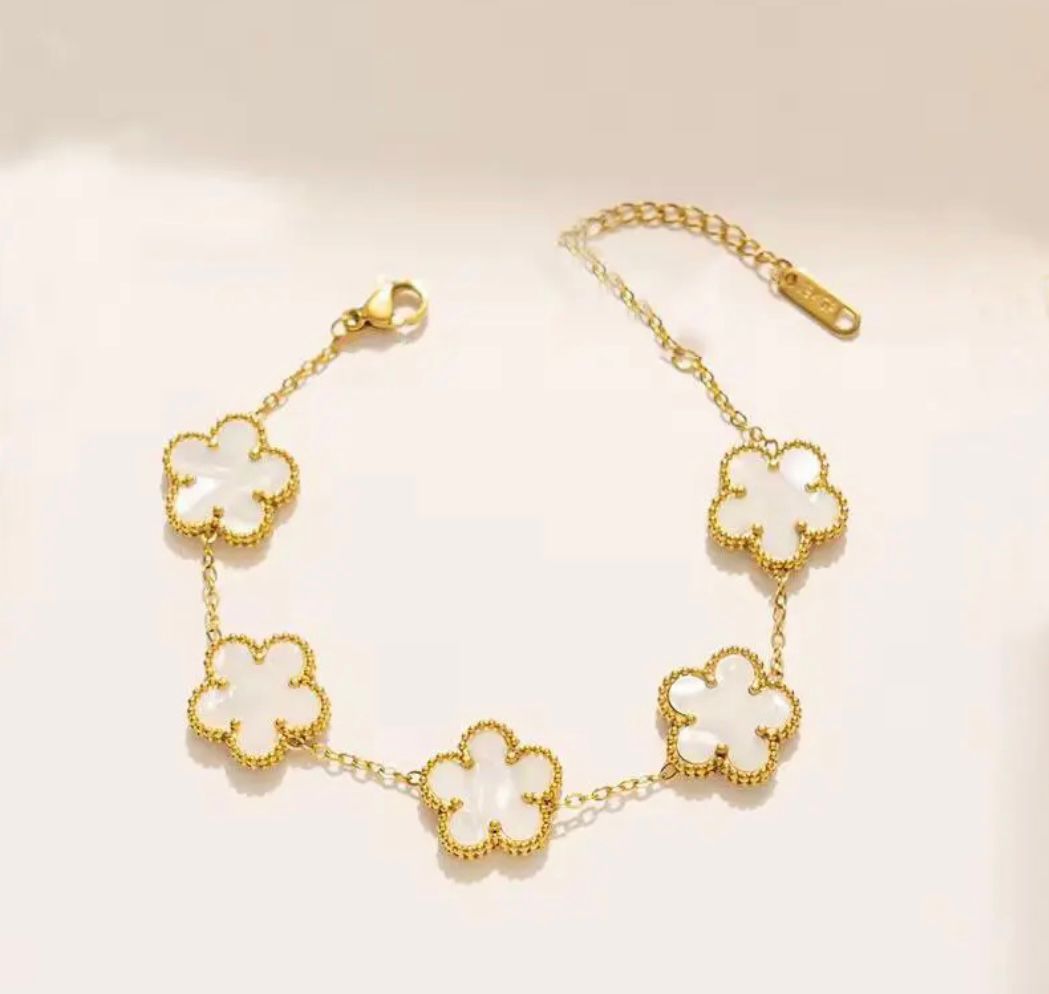 WHITE LUCKY CLOVER BRACELET
